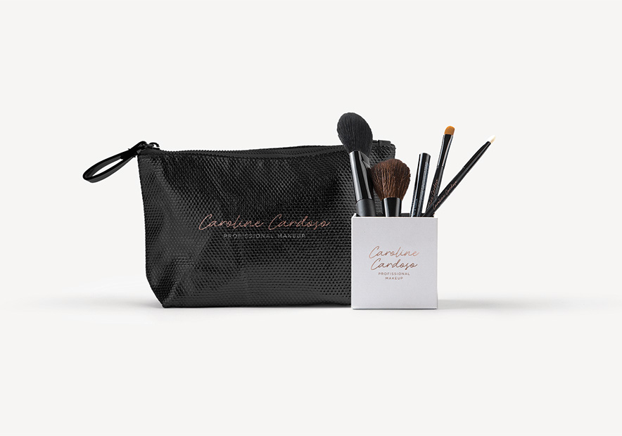 logo應(yīng)用在化妝包和工具.jpg logo應(yīng)用在化妝包和工具.jpg