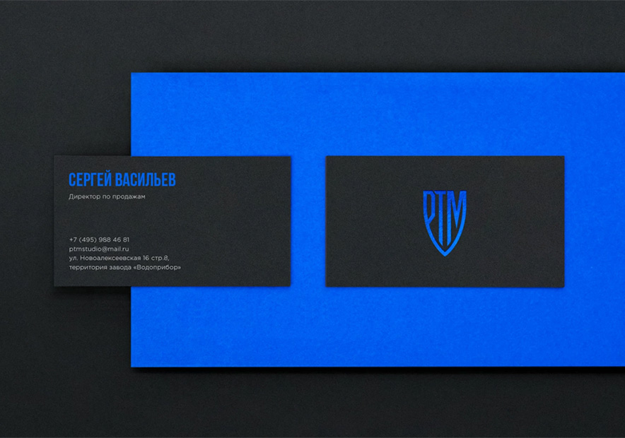 車膜公司黑色的名片放置在藍(lán)色背景下.jpg