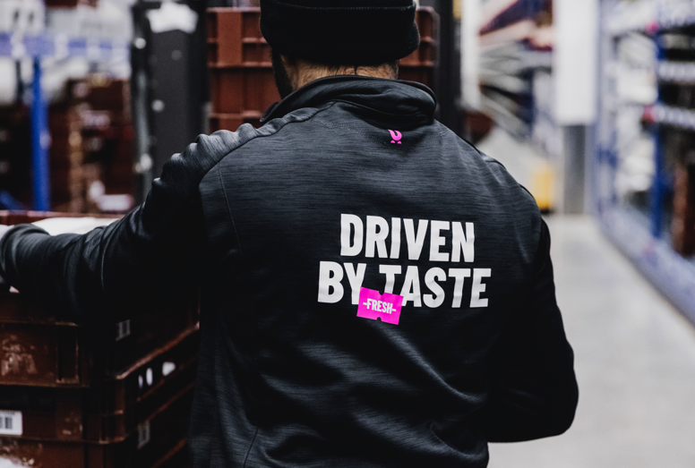 工作服后的logo標識.png