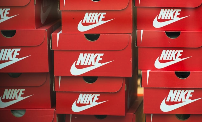 Nike的Logo設(shè)計(jì)是一個(gè)經(jīng)典的“Swoosh”圖形，簡(jiǎn)潔而富有力量感.png